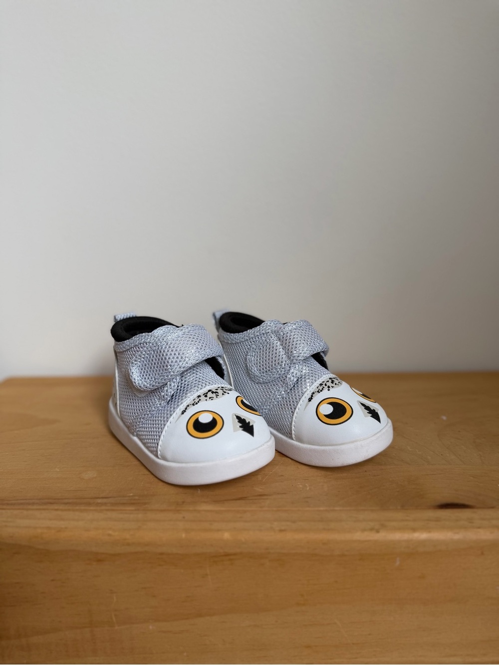 Ikiki Snowy Owl-Print Squeaky Shoes (Size 3)
